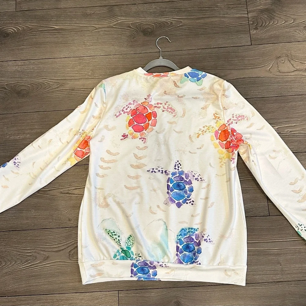 White top with turtles print -Large NWOT - Picture 9 of 9